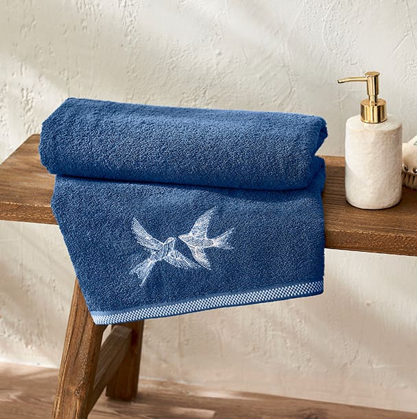 Le drap de bain brodé « À tire d'aile »​ offert !