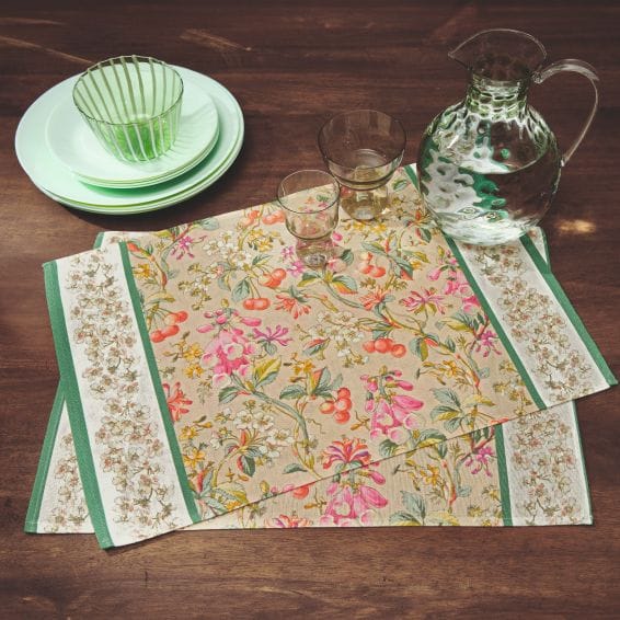 2 Tischsets mit Blumen- und Früchtemotiv