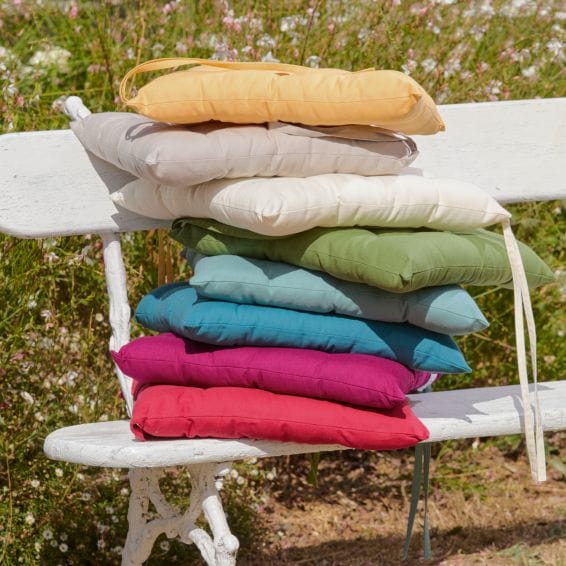 2 einfarbige Sitzkissen