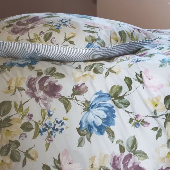 Bettbezug mit großen Blüten