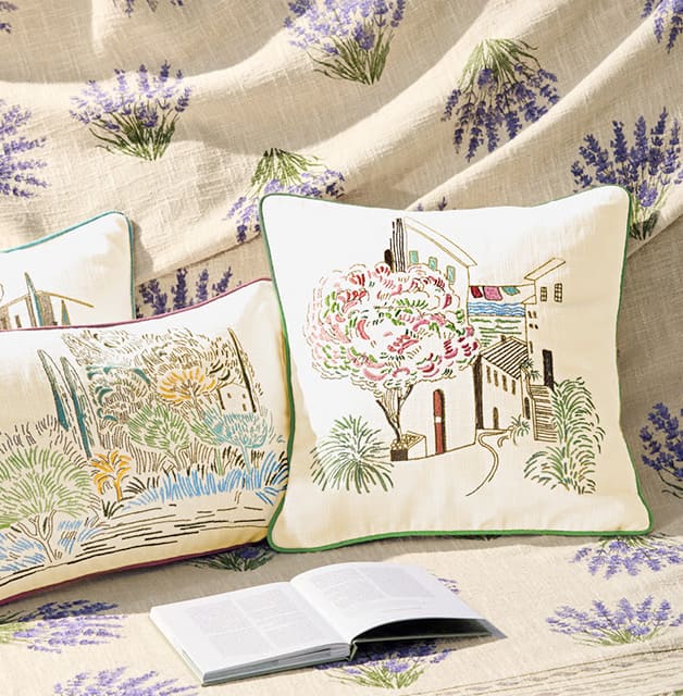 Coussin brodé finition passepoil